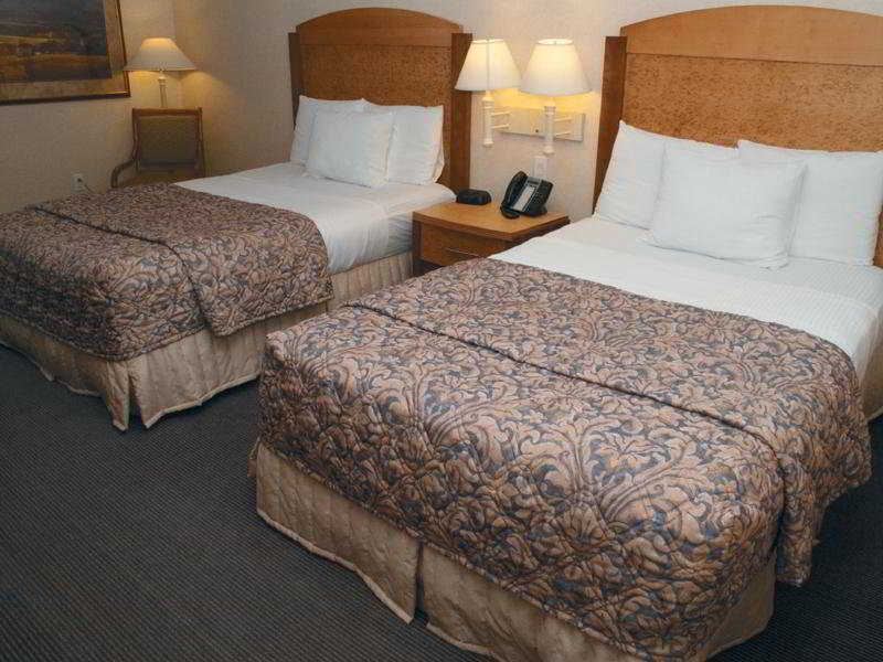 La Quinta By Wyndham Islip - Macarthur Airport Hotel Bohemia Room photo